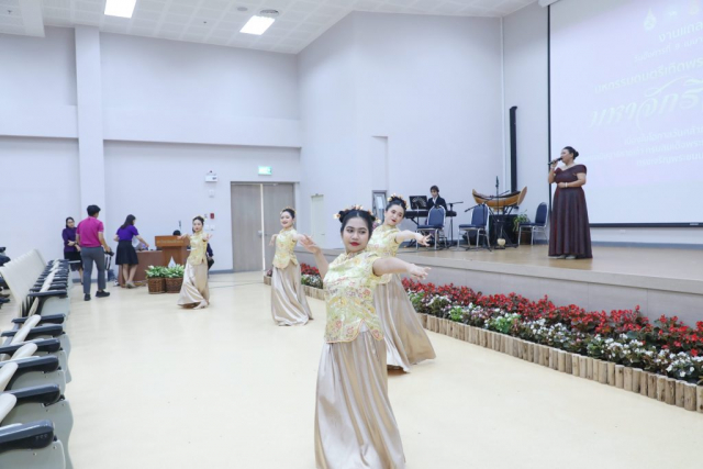 การแสดงปิดงานของนักศึกษามหาวิทยาลัยแม่ฟ้าหลวง ชุด “ลวดลายมังกร”