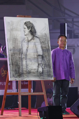 อาจารย์สุวิทย์ ใจป้อม นายกสมาคมขัวศิลปะ กับภาพวาดพระสาทิสลักษณ์สมเด็จพระกนิษฐาธิราชเจ้า กรมสมเด็จพระเทพรัตนราชสุดาฯ สยามบรมราชกุมารีผ่านการวาดภาพด้วยเทคนิคชาโคล