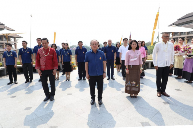 นายกสภามหาวิทยาลัยแม่ฟ้าหลวง อธิการบดี หัวหน้าส่วนราชการหลัก และผู้บริหารถวายเครื่องสักการะและสรงน้ำพระราชานุเสาวรีย์สมเด็จพระศรีนครินทราบรมราชชนนี