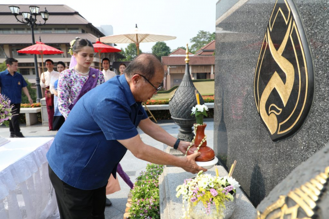 ศาสตราจารย์พิเศษ ดร.วันชัย ศิริชนะ นายกสภามหาวิทยาลัยแม่ฟ้าหลวง ถวายเครื่องสักการะและสรงน้ำพระราชานุเสาวรีย์สมเด็จพระศรีนครินทราบรมราชชนนี