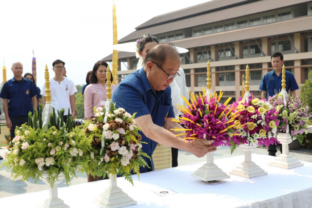 ศาสตราจารย์พิเศษ ดร.วันชัย ศิริชนะ นายกสภามหาวิทยาลัยแม่ฟ้าหลวง ถวายเครื่องสักการะและสรงน้ำพระราชานุเสาวรีย์สมเด็จพระศรีนครินทราบรมราชชนนี
