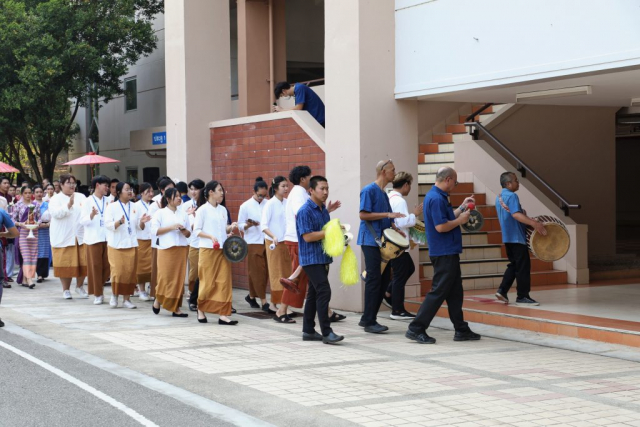 ผู้นำชุมชน พนักงาน และนักศึกษา ตั้งขบวนแห่ของดำหัวและน้ำขมิ้นส้มป่อย ณ บริเวณด้านข้างอาคารเฉลิมพระเกียรติฯ