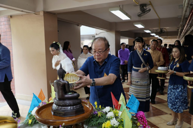 ศาสตราจารย์พิเศษ ดร.วันชัย ศิริชนะ นายกสภามหาวิทยาลัยแม่ฟ้าหลวง อธิการบดี หัวหน้าส่วนราชการหลัก และผู้เข้าร่วมพิธีสรงน้ำพระพุทธรูปพระเจ้าล้านทองเฉลิมพระเกียรติฯ และพระรูปสมเด็จพระศรีนครินทราบรมราชชนนี (จำลอง) บริเวณโถงทางเข้า