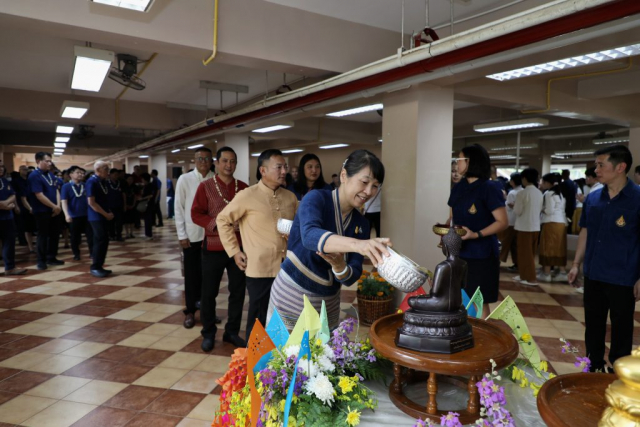หัวหน้าส่วนราชการหลัก สรงน้ำพระพุทธรูปพระเจ้าล้านทองเฉลิมพระเกียรติฯ และพระรูปสมเด็จพระศรีนครินทราบรมราชชนนี (จำลอง) บริเวณโถงทางเข้า