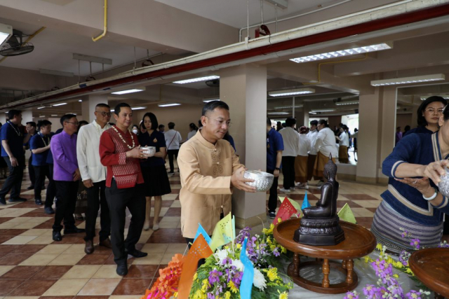 หัวหน้าส่วนราชการหลัก สรงน้ำพระพุทธรูปพระเจ้าล้านทองเฉลิมพระเกียรติฯ และพระรูปสมเด็จพระศรีนครินทราบรมราชชนนี (จำลอง) บริเวณโถงทางเข้า