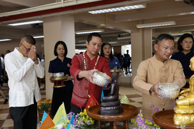 หัวหน้าส่วนราชการหลัก สรงน้ำพระพุทธรูปพระเจ้าล้านทองเฉลิมพระเกียรติฯ และพระรูปสมเด็จพระศรีนครินทราบรมราชชนนี (จำลอง) บริเวณโถงทางเข้า
