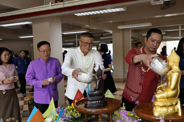 หัวหน้าส่วนราชการหลัก สรงน้ำพระพุทธรูปพระเจ้าล้านทองเฉลิมพระเกียรติฯ และพระรูปสมเด็จพระศรีนครินทราบรมราชชนนี (จำลอง) บริเวณโถงทางเข้า