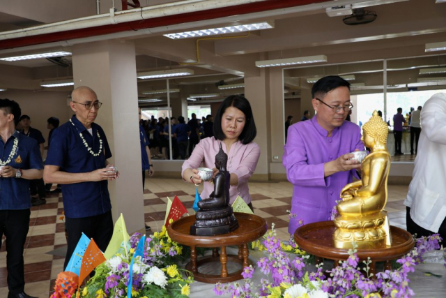 ผช. ดร.มัชฌิมา นราดิศร อธิการบดี มหาวิทยาลัยแม่ฟ้าหลวง สรงน้ำพระพุทธรูปพระเจ้าล้านทองเฉลิมพระเกียรติฯ และพระรูปสมเด็จพระศรีนครินทราบรมราชชนนี (จำลอง) บริเวณโถงทางเข้า