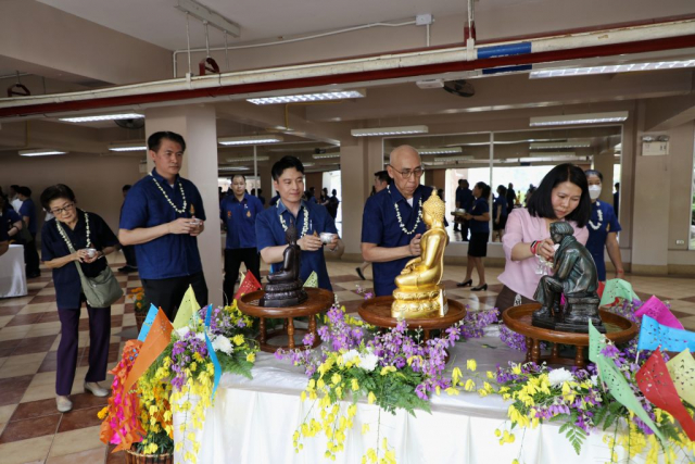 ผู้บริหารมหาวิทยาลัยแม่ฟ้าหลวง สรงน้ำพระพุทธรูปพระเจ้าล้านทองเฉลิมพระเกียรติฯ และพระรูปสมเด็จพระศรีนครินทราบรมราชชนนี (จำลอง) บริเวณโถงทางเข้า