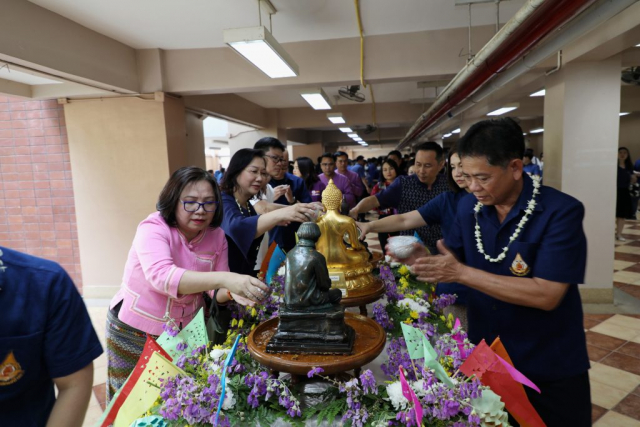 ผู้เข้าร่วมพิธี สรงน้ำพระพุทธรูปพระเจ้าล้านทองเฉลิมพระเกียรติฯ และพระรูปสมเด็จพระศรีนครินทราบรมราชชนนี (จำลอง) บริเวณโถงทางเข้า