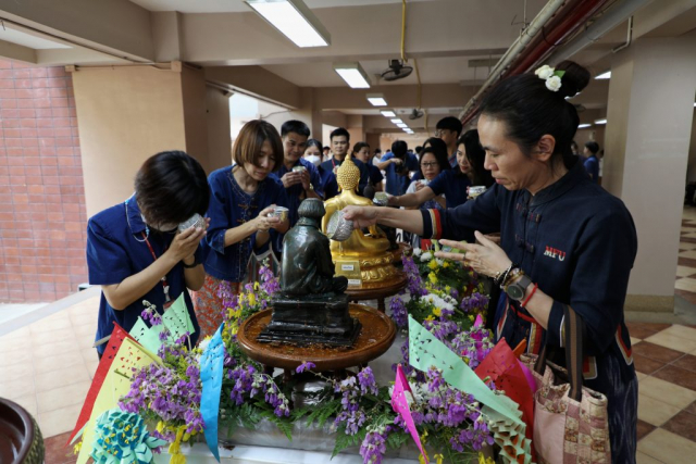 ผู้เข้าร่วมพิธี สรงน้ำพระพุทธรูปพระเจ้าล้านทองเฉลิมพระเกียรติฯ และพระรูปสมเด็จพระศรีนครินทราบรมราชชนนี (จำลอง) บริเวณโถงทางเข้า
