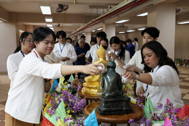 ผู้เข้าร่วมพิธี สรงน้ำพระพุทธรูปพระเจ้าล้านทองเฉลิมพระเกียรติฯ และพระรูปสมเด็จพระศรีนครินทราบรมราชชนนี (จำลอง) บริเวณโถงทางเข้า