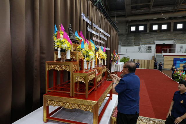 ศาสตราจารย์พิเศษ ดร.วันชัย ศิริชนะ นายกสภามหาวิทยาลัยแม่ฟ้าหลวง จุดธูปเทียนบูชาพระรัตนตรัย