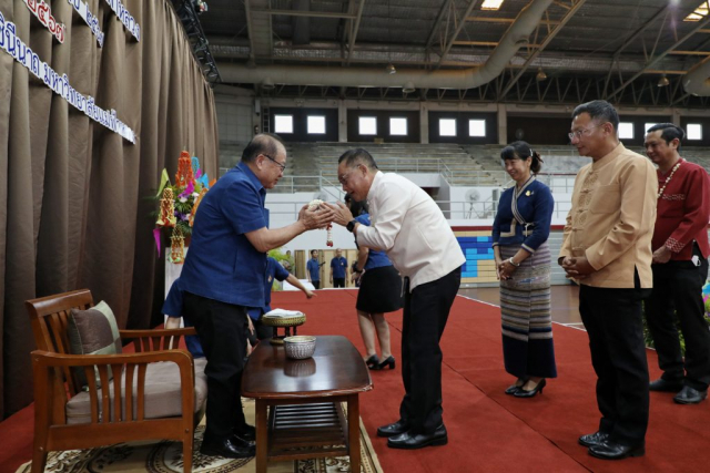หัวหน้าส่วนราชการหลัก มอบน้ำขมิ้น/ส้มป่อย นายกสภามหาวิทยาลัยแม่ฟ้าหลวง