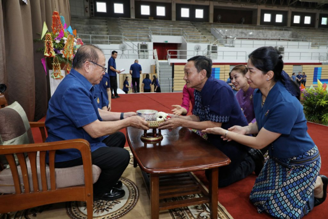 ผู้แทนหน่วยงานภายนอก มอบน้ำขมิ้น/ส้มป่อยนายกสภามหาวิทยาลัยแม่ฟ้าหลวง