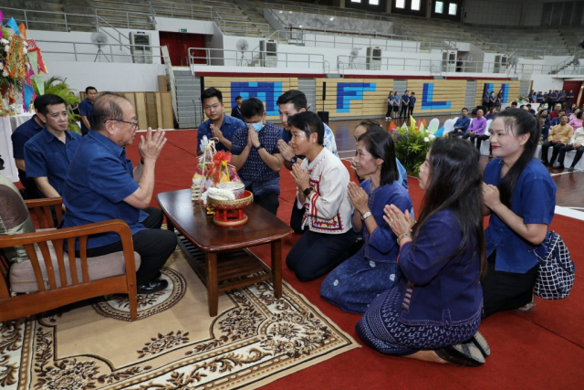 ผู้แทนหน่วยงานภายนอก มอบน้ำขมิ้น/ส้มป่อยนายกสภามหาวิทยาลัยแม่ฟ้าหลวง