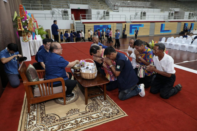 ผู้แทนหน่วยงานภายนอก มอบน้ำขมิ้น/ส้มป่อยนายกสภามหาวิทยาลัยแม่ฟ้าหลวง