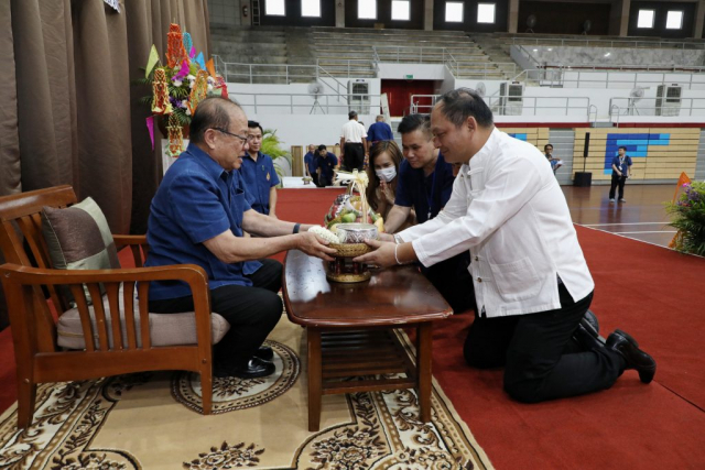 ผู้แทนหน่วยงานภายนอก มอบน้ำขมิ้น/ส้มป่อยนายกสภามหาวิทยาลัยแม่ฟ้าหลวง