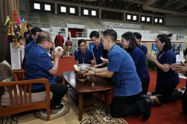 สมาคมนักศึกษาเก่ามหาวิทยาลัยแม่ฟ้าหลวง มอบน้ำขมิ้น/ส้มป่อยนายกสภามหาวิทยาลัยแม่ฟ้าหลวง
