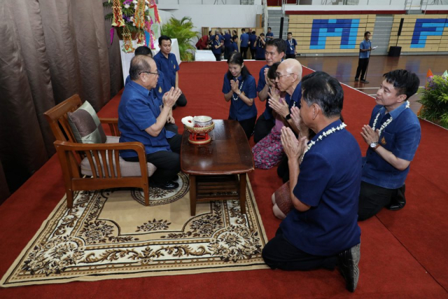 รองอธิการบดีและที่ปรึกษาอธิการบดีมหาวิทยาลัยแม่ฟ้าหลวง มอบน้ำขมิ้น/ส้มป่อยนายกสภามหาวิทยาลัยแม่ฟ้าหลวง