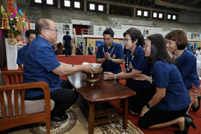 ผู้ช่วยอธิการบดีมหาวิทยาลัยแม่ฟ้าหลวง มอบน้ำขมิ้น/ส้มป่อยนายกสภามหาวิทยาลัยแม่ฟ้าหลวง