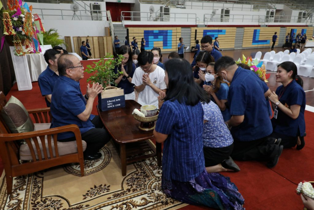 สำนักวิชาศิลปศาสตร์มอบน้ำขมิ้น/ส้มป่อยนายกสภามหาวิทยาลัยแม่ฟ้าหลวง