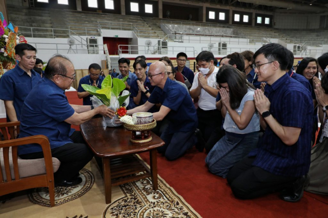 สำนักวิชาวิทยาศาสตร์มอบน้ำขมิ้น/ส้มป่อยนายกสภามหาวิทยาลัยแม่ฟ้าหลวง