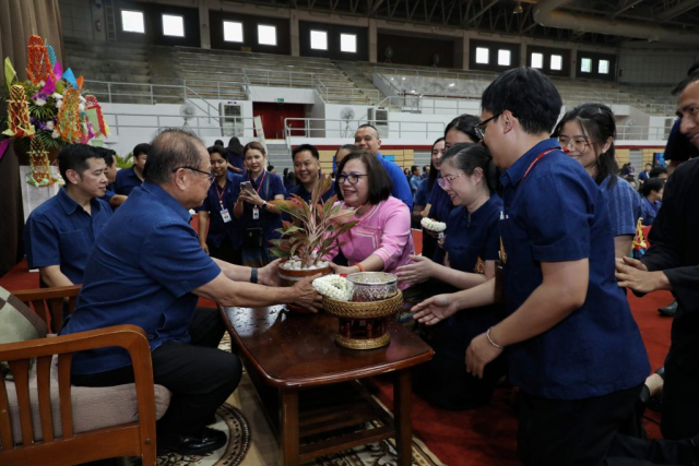 สำนักวิชาการจัดการ มอบน้ำขมิ้น/ส้มป่อยนายกสภามหาวิทยาลัยแม่ฟ้าหลวง