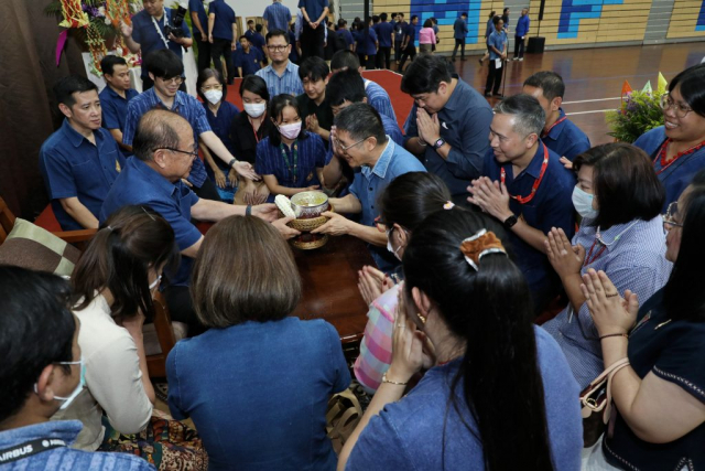 สำนักวิชาเทคโนโลยีสารสนเทศ มอบน้ำขมิ้น/ส้มป่อยนายกสภามหาวิทยาลัยแม่ฟ้าหลวง