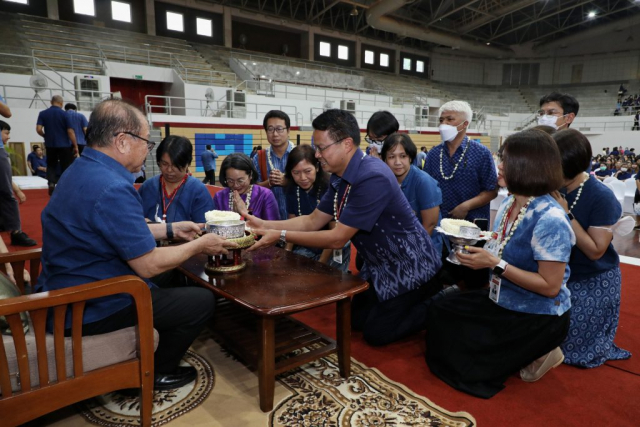 สำนักวิชาอุตสาหกรรมเกษตร มอบน้ำขมิ้น/ส้มป่อยนายกสภามหาวิทยาลัยแม่ฟ้าหลวง