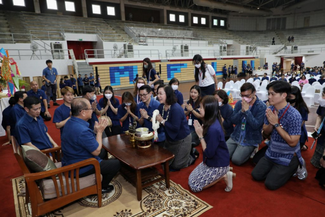 สำนักวิชาวิทยาศาสตร์เครื่องสำอาง มอบน้ำขมิ้น/ส้มป่อยนายกสภามหาวิทยาลัยแม่ฟ้าหลวง