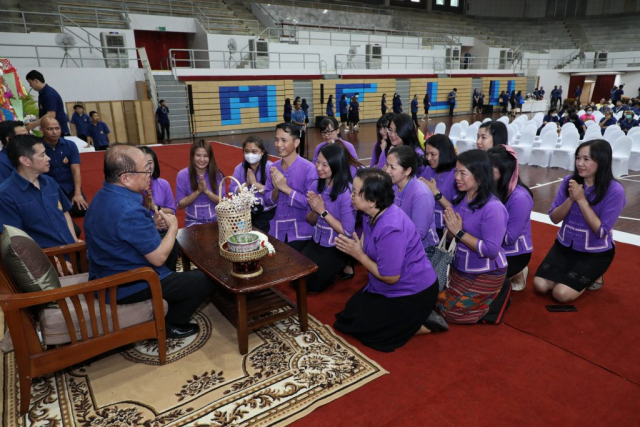 ศูนย์บรรณสารและสื่อการศึกษา มอบน้ำขมิ้น/ส้มป่อยนายกสภามหาวิทยาลัยแม่ฟ้าหลวง