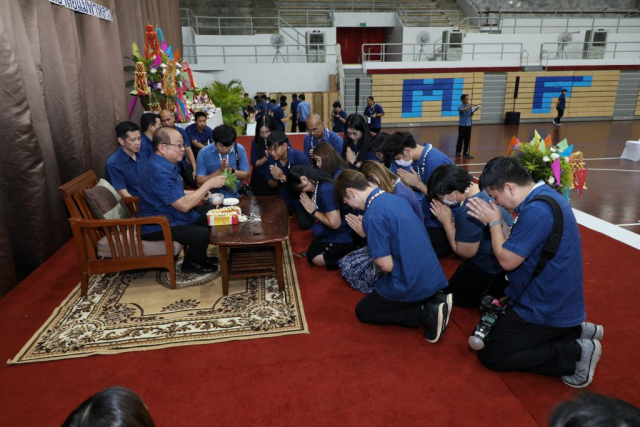 ส่วนประชาสัมพันธ์ มอบน้ำขมิ้น/ส้มป่อยนายกสภามหาวิทยาลัยแม่ฟ้าหลวง