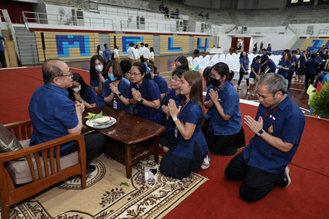 ส่วนประกันคุณภาพการศึกษาและพัฒนาหลักสูตร มอบน้ำขมิ้น/ส้มป่อยนายกสภามหาวิทยาลัยแม่ฟ้าหลวง