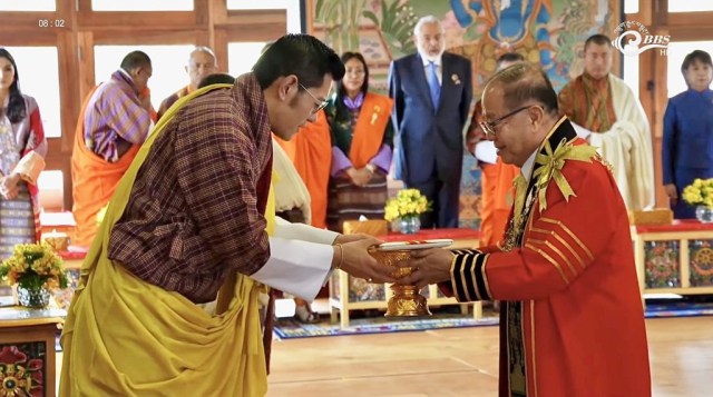 ศาสตราจารย์พิเศษ ดร.วันชัย ศิริชนะ นายกสภามหาวิทยาลัยแม่ฟ้าหลวง ทูลเกล้าฯ ถวายปริญญาปรัชญาดุษฎีบัณฑิตกิตติมศักดิ์ สาขาวิชาสังคมศาสตร์ ประจำปีการศึกษา 2560 แด่สมเด็จพระราชาธิบดี จิกมี เคเซอร์ นัมเกล วังชุก
