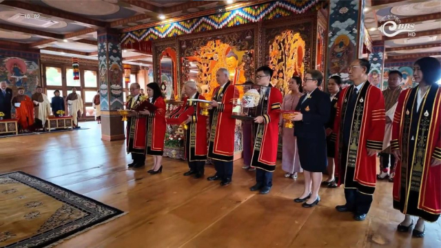 ศาสตราจารย์พิเศษ ดร.วันชัย ศิริชนะ นายกสภามหาวิทยาลัยแม่ฟ้าหลวง พร้อมคณะผู้บริหาร เข้าเฝ้าทูลเกล้าฯ ถวายปริญญาปรัชญาดุษฎีบัณฑิตกิตติมศักดิ์ สาขาวิชาสังคมศาสตร์ ประจำปีการศึกษา 2560 แด่สมเด็จพระราชาธิบดี จิกมี เคเซอร์ นัมเกล วังชุก