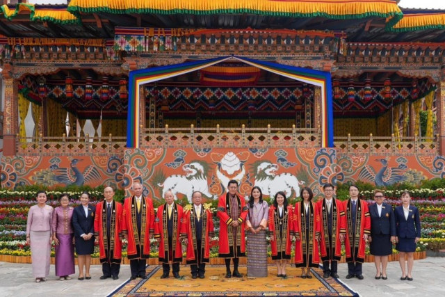 สมเด็จพระราชาธิบดี จิกมี เคเซอร์ นัมเกล วังชุก พร้อมด้วยสมเด็จพระราชินีเจตซุน เพมา วังชุก ฉายพระรูปร่วมกับคณะผู้บริหารมหาวิทยาลัยแม่ฟ้าหลวง