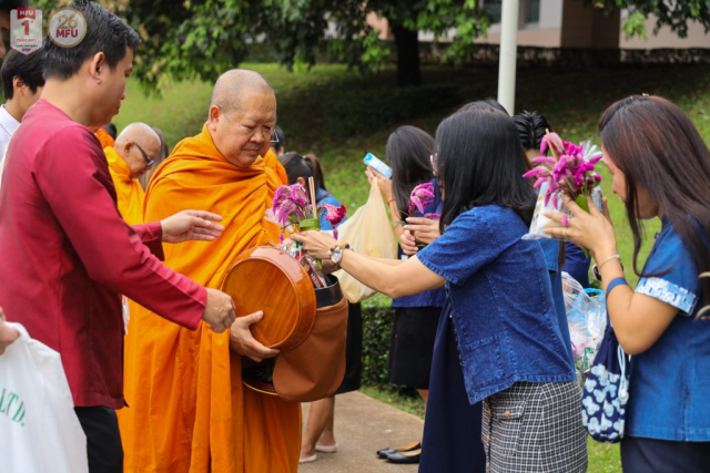 พระสงฆ์ จำนวน 160 รูป ออกบิณฑบาต