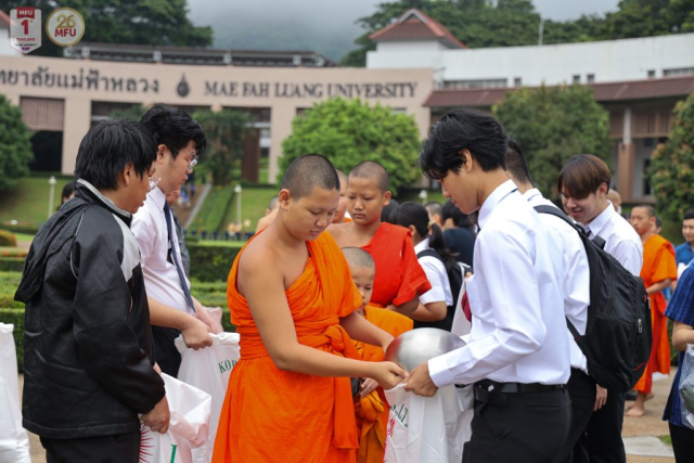 บรรยากาศพิธีทำบุญตักบาตร