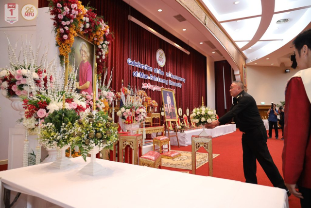 พิธีถวายสักการะพระราชานุสาวรีย์สมเด็จพระศรีนครินทราบรมราชชนนี ณ หอประชุมสมเด็จย่า