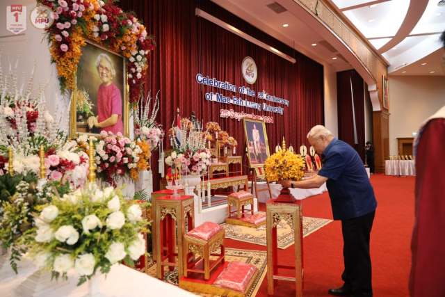 พิธีถวายสักการะพระราชานุสาวรีย์สมเด็จพระศรีนครินทราบรมราชชนนี ณ หอประชุมสมเด็จย่า