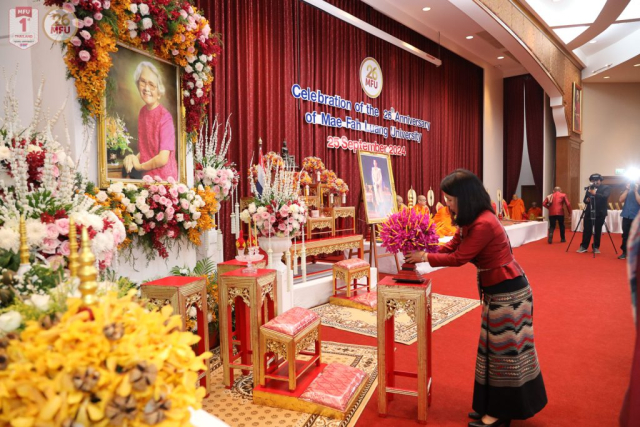 พิธีถวายสักการะพระราชานุสาวรีย์สมเด็จพระศรีนครินทราบรมราชชนนี ณ หอประชุมสมเด็จย่า