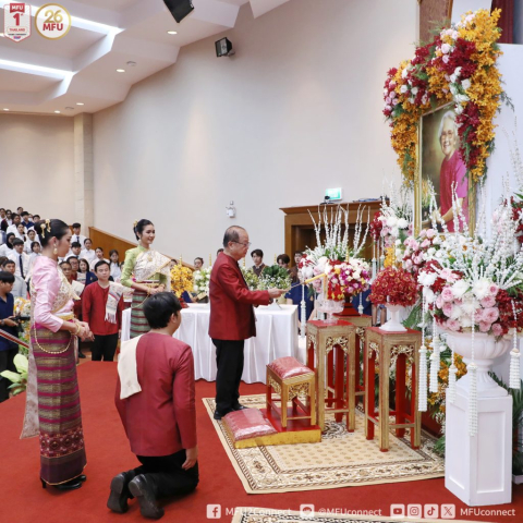 ศาสตราจารย์พิเศษ ดร.วันชัย ศิริชนะ นายกสภามหาวิทยาลัยแม่ฟ้าหลวง ประธานในพิธีจุดธูปเทียนบูชาพระรัตนตรัย