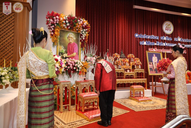 ศาสตราจารย์พิเศษ ดร.วันชัย ศิริชนะ นายกสภามหาวิทยาลัยแม่ฟ้าหลวง ถวายเครื่องสักการะ จุดธูปเทียนเครื่องทองน้อยหน้าพระฉายาลักษณ์สมเด็จพระศรีนครินทราบรมราชชนนี