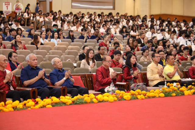 พิธีกรนำอาราธนาศีล