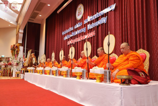 พระสงฆ์สมณศักดิ์ 9 รูป เจริญพระพุทธมนต์