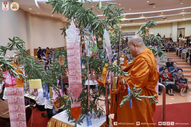 พระสงฆ์พิจารณาผ้าป่า