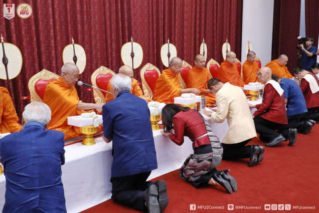 แขกผู้มีเกียรติถวายไทยธรรมแด่พระสงฆ์