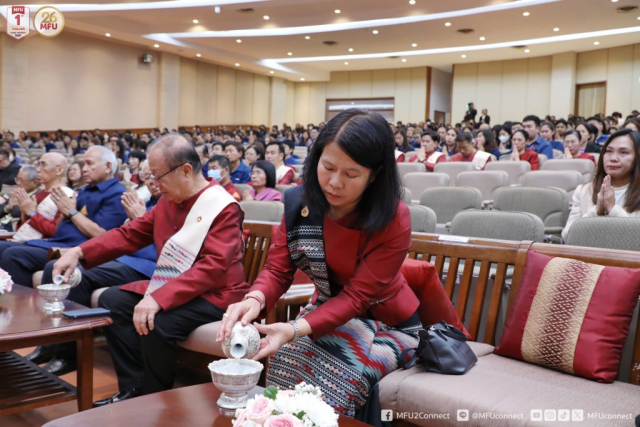 ศาสตราจารย์พิเศษ ดร.วันชัย ศิริชนะ ประธานในพิธี และผศ.ดร.มัชฌิมา นราดิศร อธิการบดี กรวดน้ำ