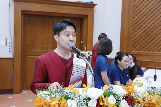 ผศ. ดร.ภาณุพงษ์ ใจวุฒิ รองอธิการบดีมหาวิทยาลัยแม่ฟ้าหลวงกล่าวรายงานพิธีมอบโล่และประกาศเกียรติคุณ ประจำปี 2567